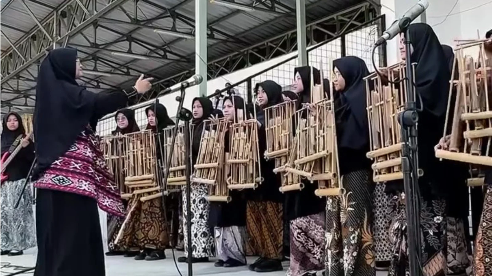 Tampil Memukau! Sangitakala Angklung Al Irsyad Semarakkan Opening Ceremony Piala Soeratin 2026