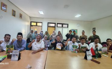 Al Irsyad Karawang Berikan Apresiasi bagi Tim Penulis Buku Ajar PAI dan Coding